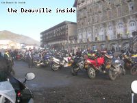 Préparatifs avant le départ sur le parking du Grand Hôtel